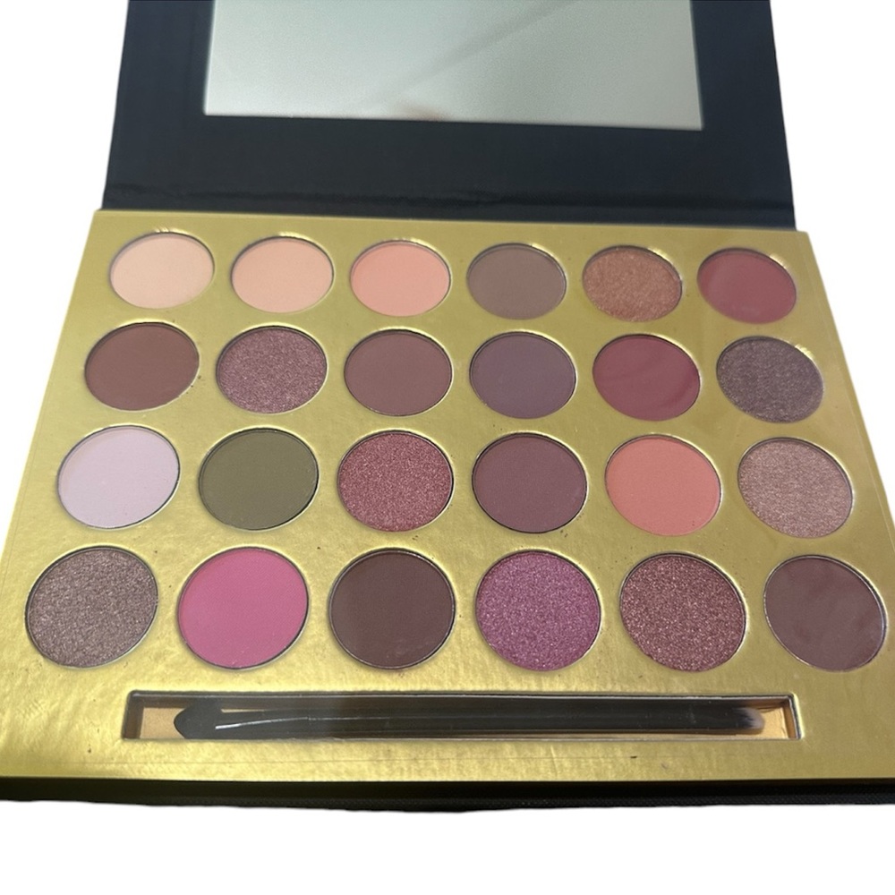 Be Denno || NIB || 24 Eyeshadow Pallet